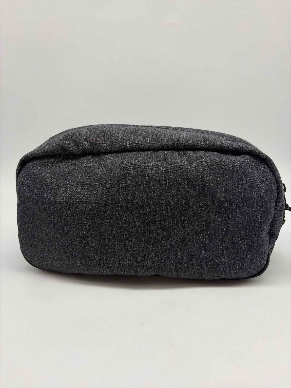 Pre-Owned Lululemon Grey Pouch Pouch | True Fashionistas.