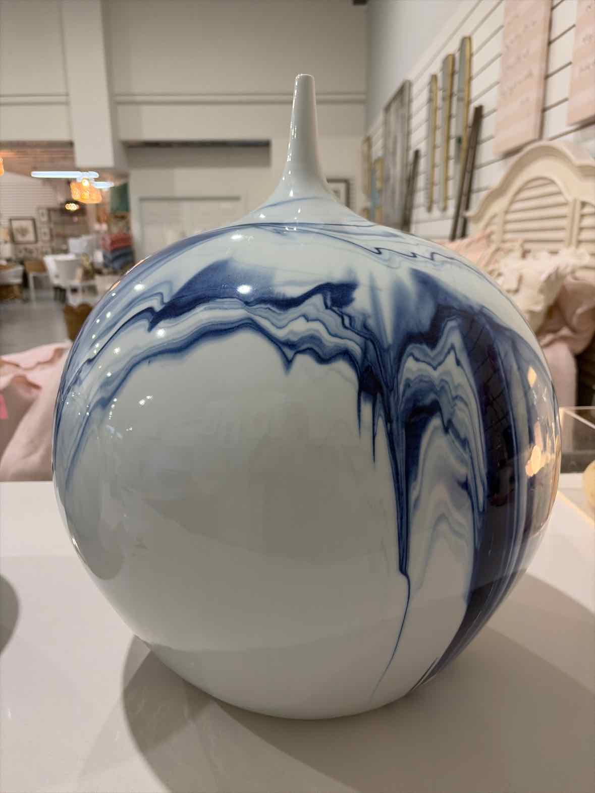 Blue & White Porcelain Goose Neck Vase | True Fashionistas.