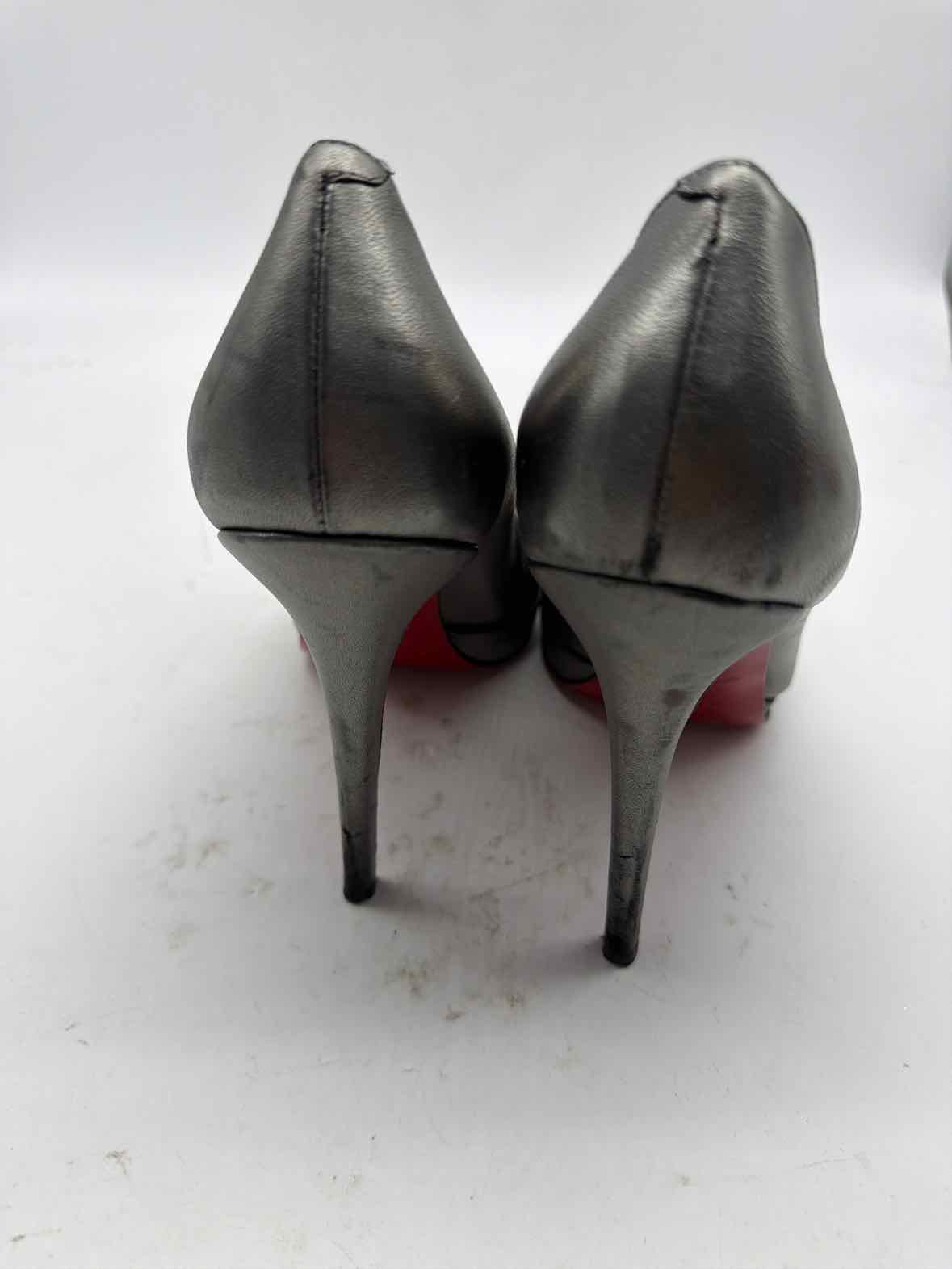 Pre-Owned Christian Louboutin Grey Size 40 Pump Heels | True Fashionistas.