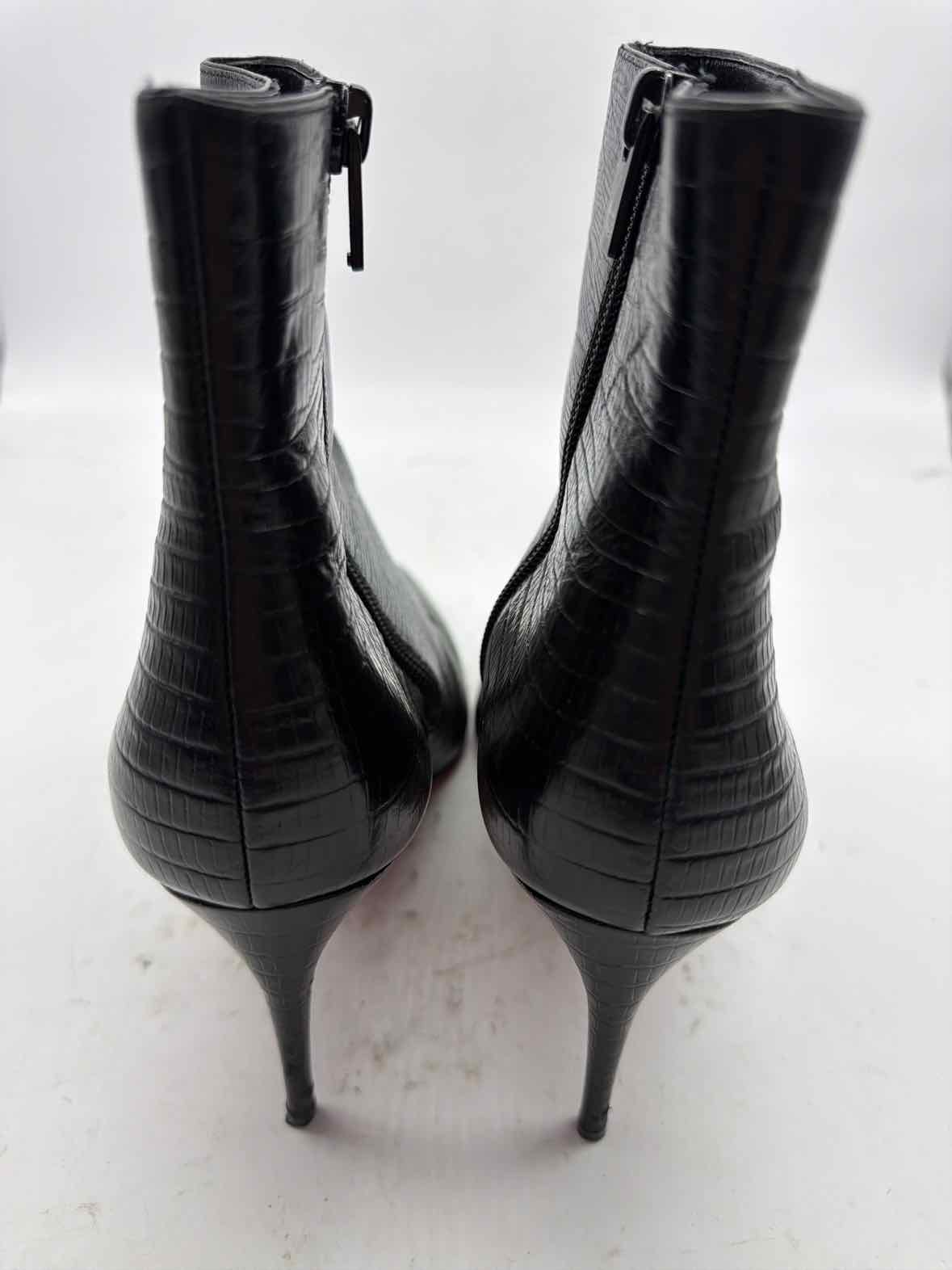 Pre-Owned Christian Louboutin Black Size 9.5 Leather Ankle Boot Boots | True Fashionistas.