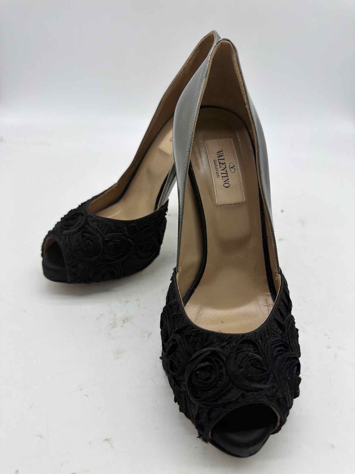 Pre-Owned Valentino Black Size 6 Peep Toe Heels | True Fashionistas.