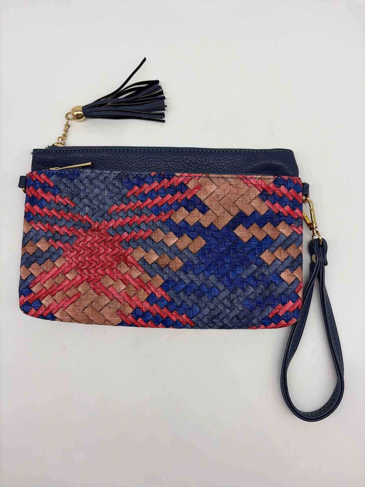 Pre-Owned Mellow World Navy Wristlet Wristlet | True Fashionistas.