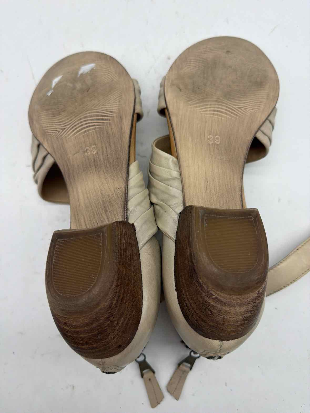 Pre-Owned Miz Mooz Tan Size 9 Strappy Sandals | True Fashionistas.