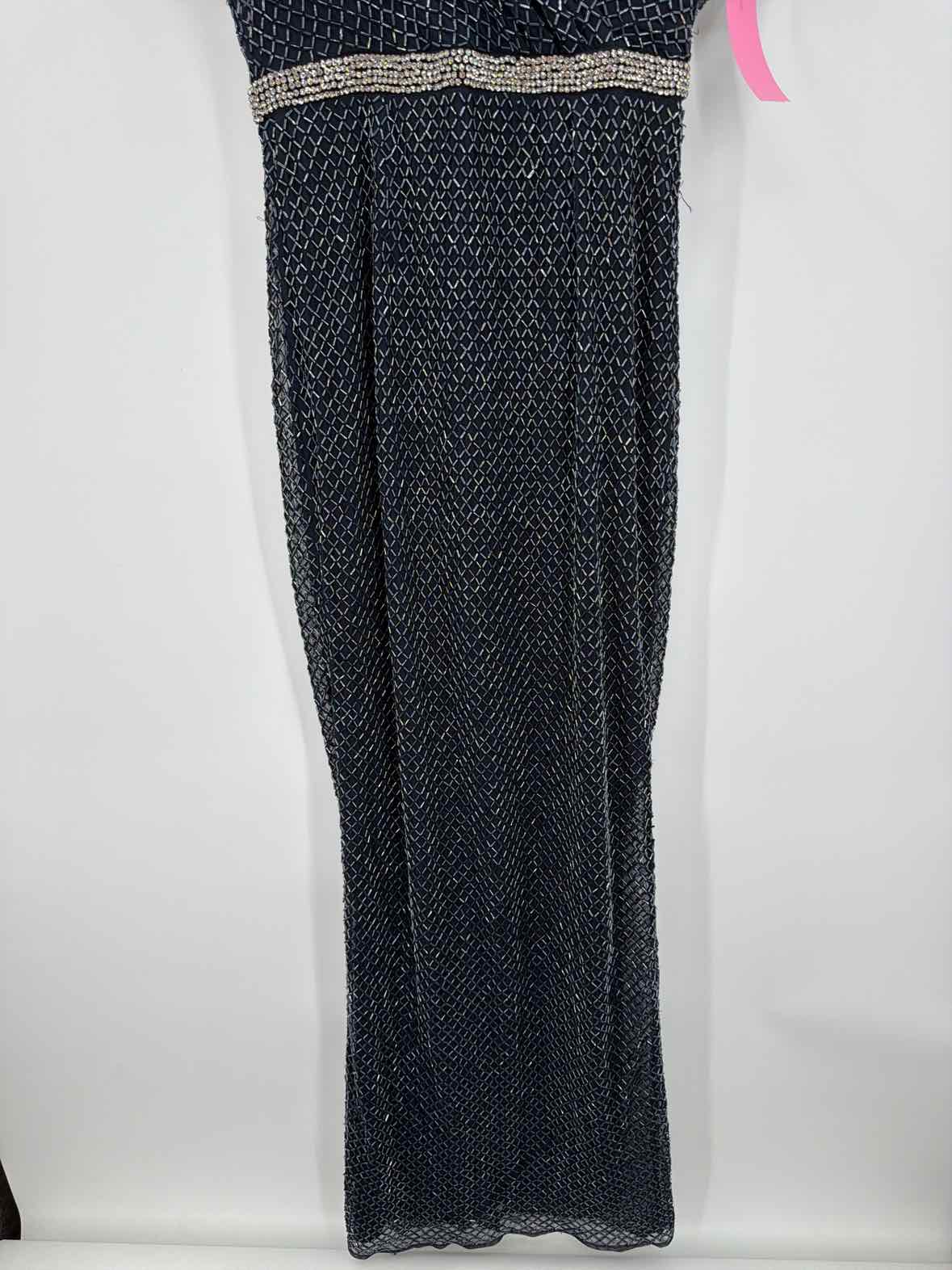 Pre-Owned Mac Duggal Navy Size 6 Beaded Long Evening Gown | True Fashionistas.