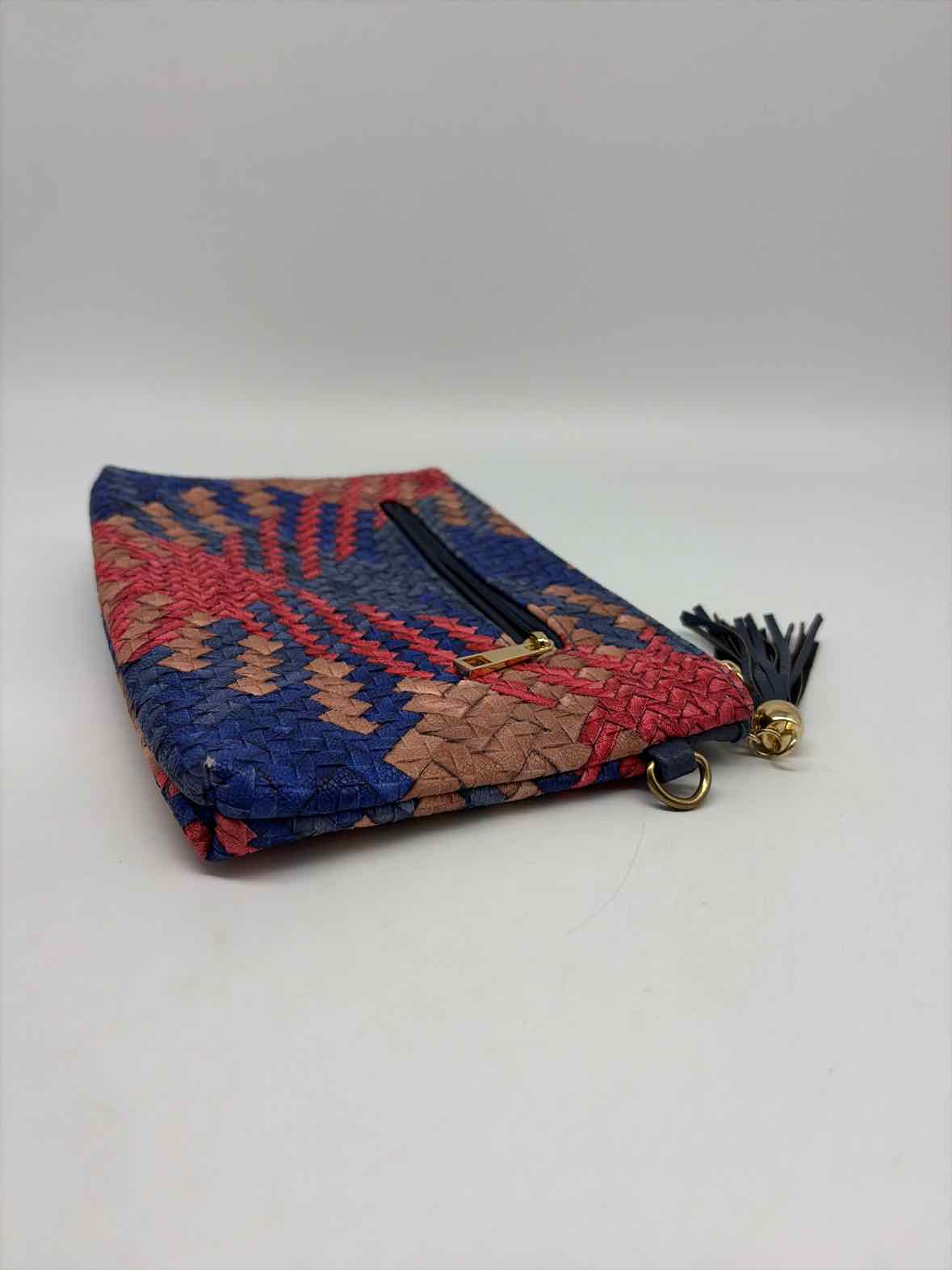 Pre-Owned Mellow World Navy Wristlet Wristlet | True Fashionistas.