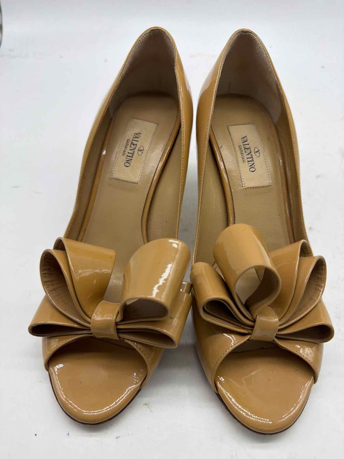 Pre-Owned Valentino Tan Size 36.5 Patent Leather Bow Peep Toe Heels | True Fashionistas.