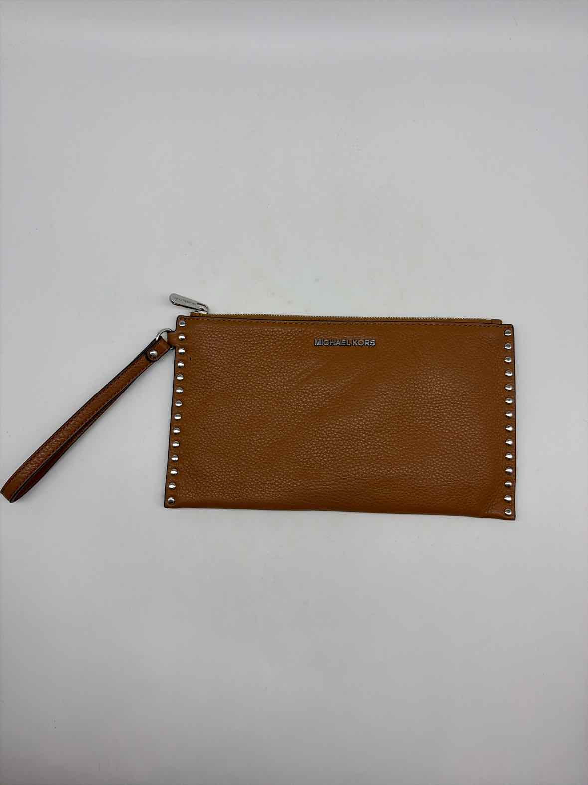 Pre-Owned Michael Kors Tan Clutch Clutch | True Fashionistas.