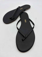 Pre-Owned Tkees Black Size 9 Thong Sandals | True Fashionistas.