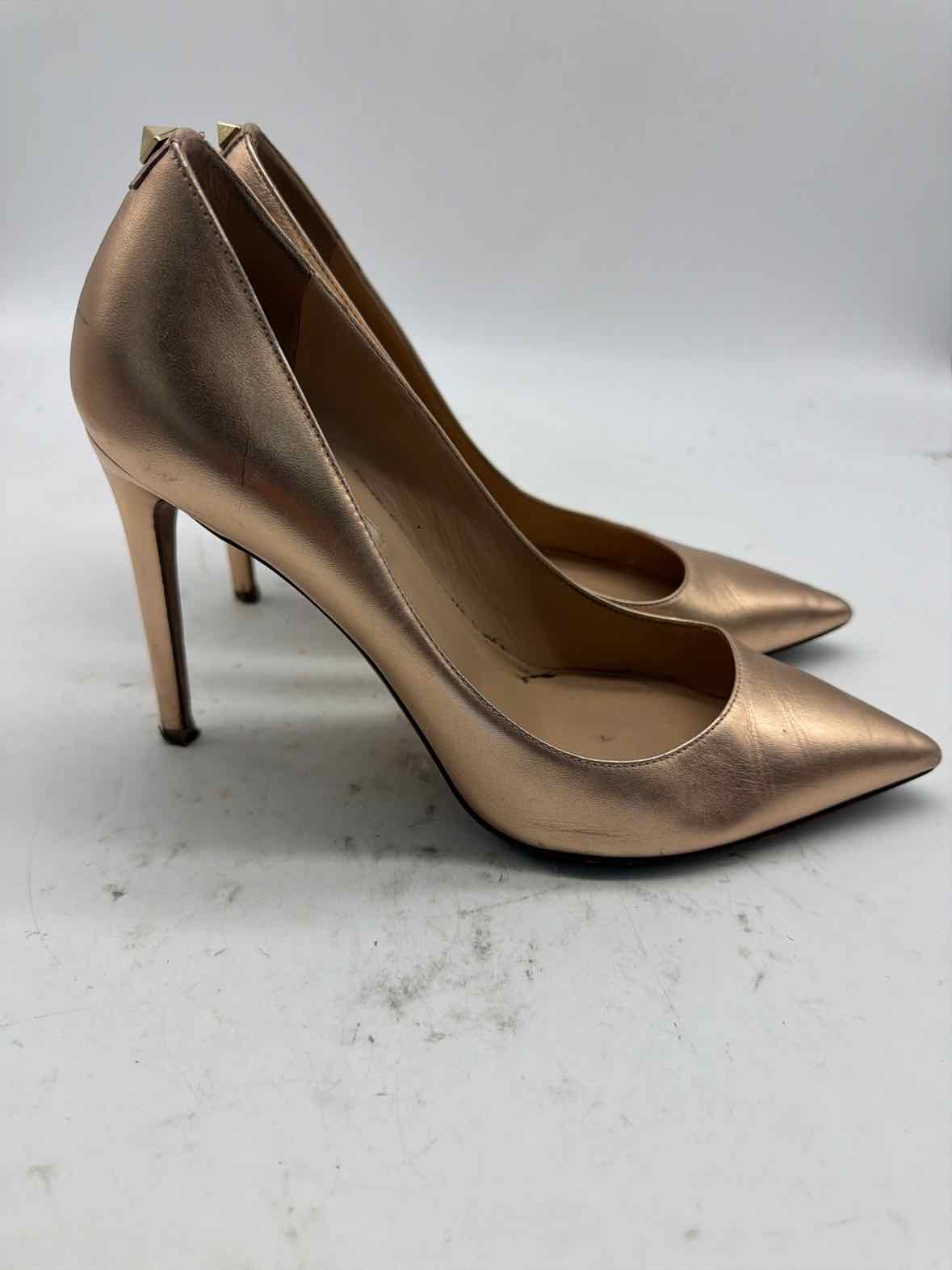 Pre-Owned Valentino Gold Size 7 Pump Heels | True Fashionistas.