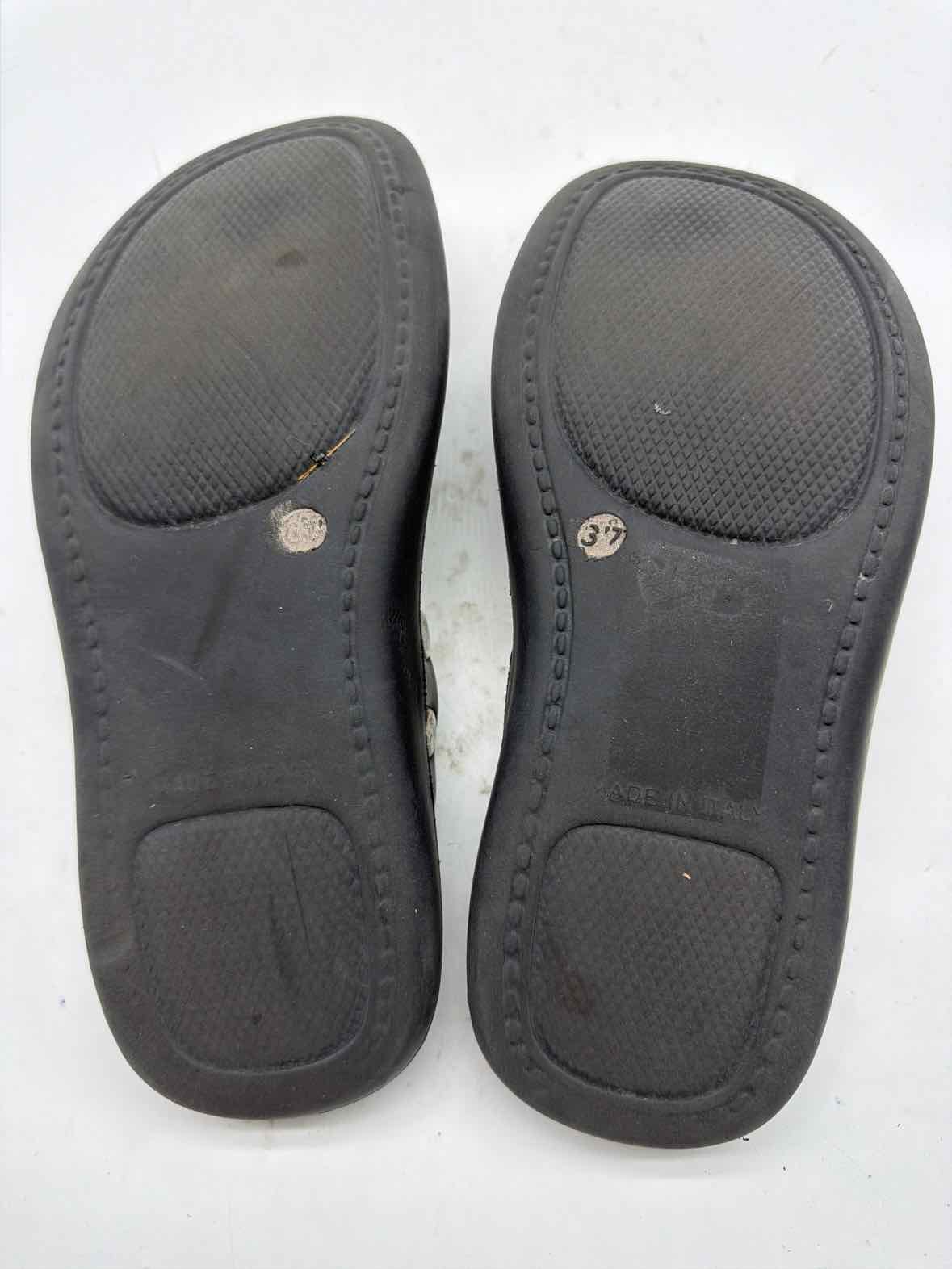 Pre-Owned Burberry Black Size 7 Thong Sandals | True Fashionistas.