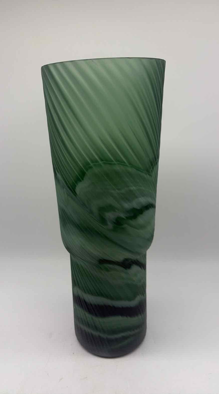 Green Swirl Vase | True Fashionistas.