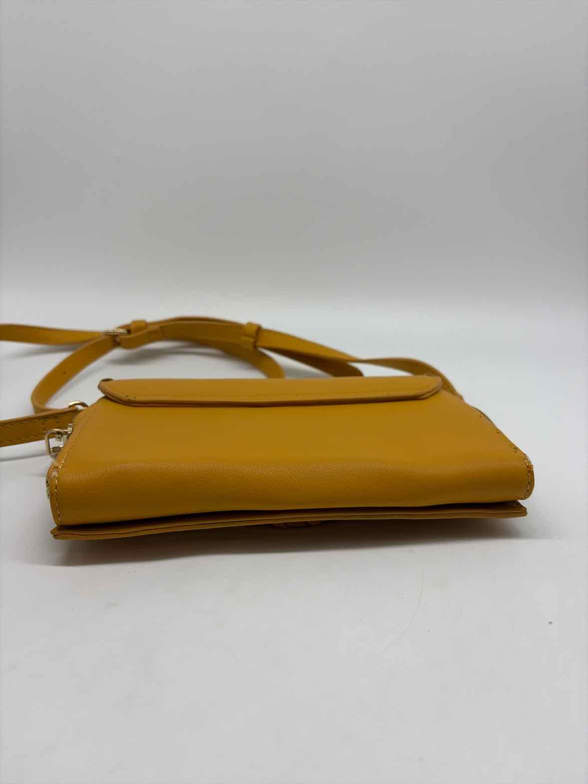 Pre-Owned Moda Luxe Yellow Crossbody Crossbody | True Fashionistas.