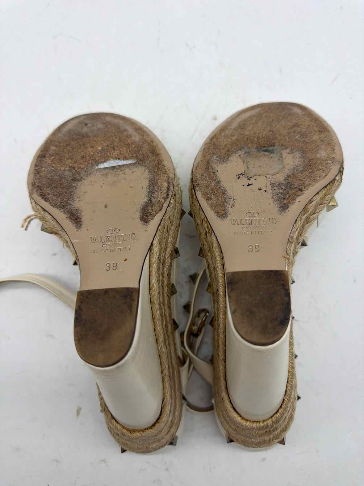Pre-Owned Valentino White Size 9 Wedge Heels | True Fashionistas.