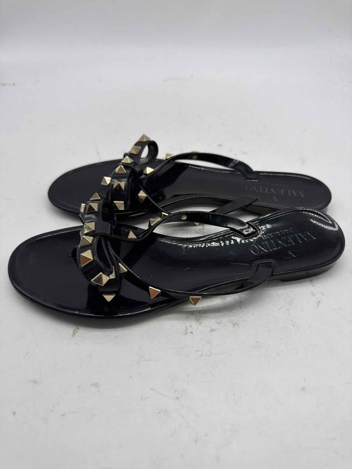Pre-Owned Valentino Black Size 37 Jelly Thong Sandals | True Fashionistas.