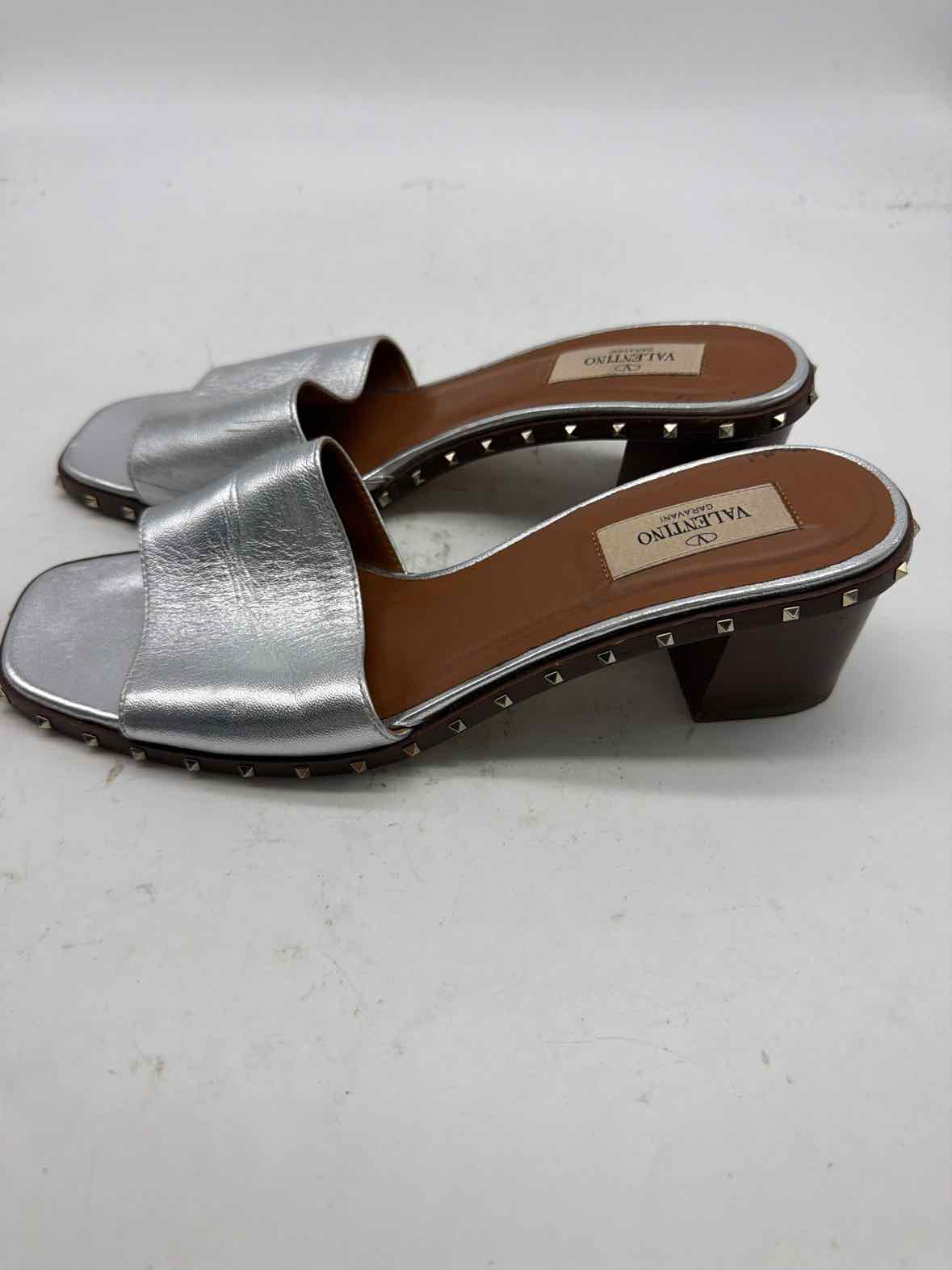 Pre-Owned Valentino Silver Size 9 Mule Heels | True Fashionistas.