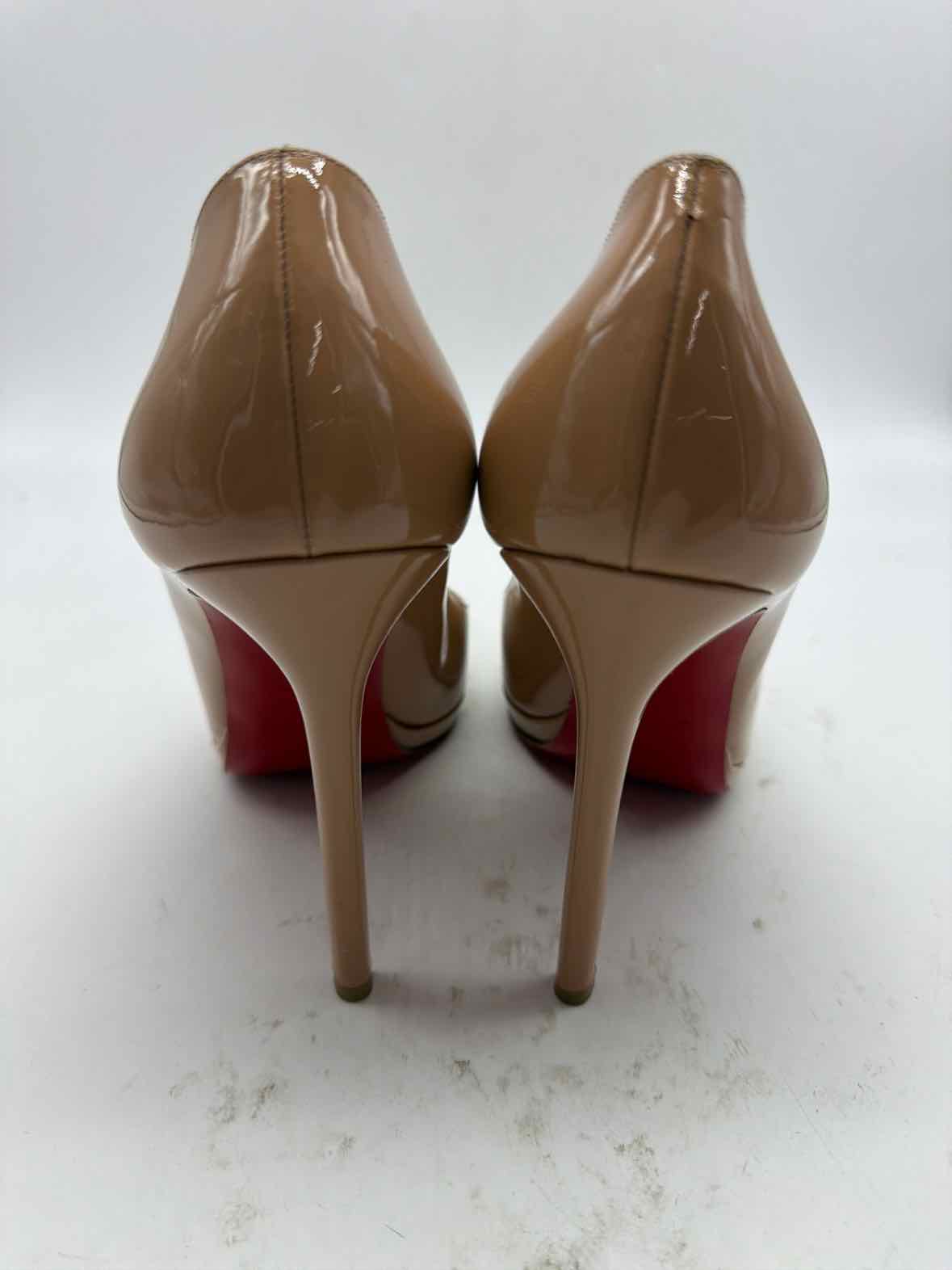 Pre-Owned Christian Louboutin Tan Size 10 Patent Leather Pump Heels | True Fashionistas.