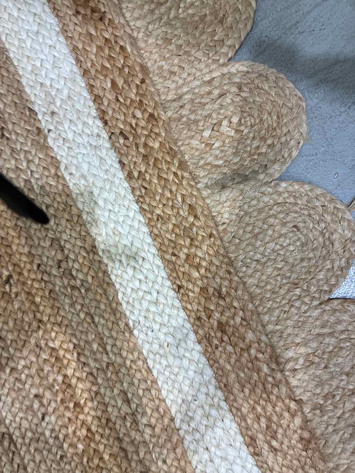Natural Jute Scalloped Edge Contemporary Rug | True Fashionistas.