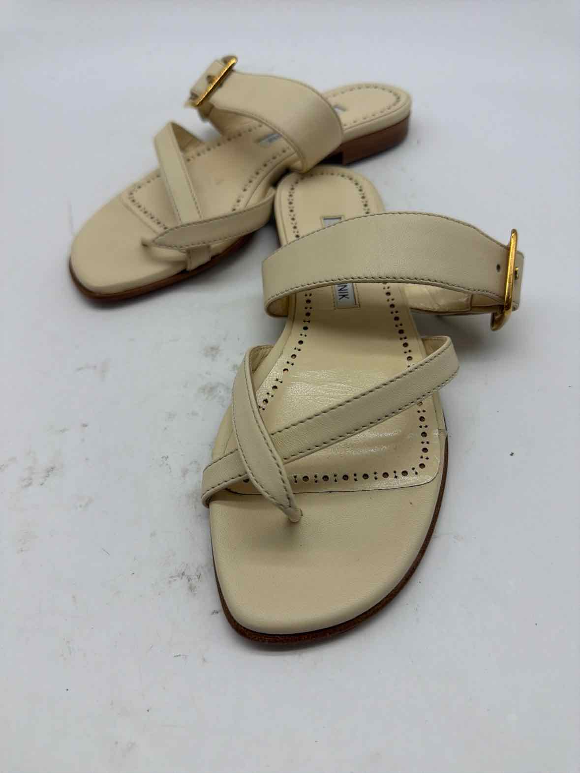 Pre-Owned Manolo Blahnik Ivory Size 36.5 Slide Sandals | True Fashionistas.