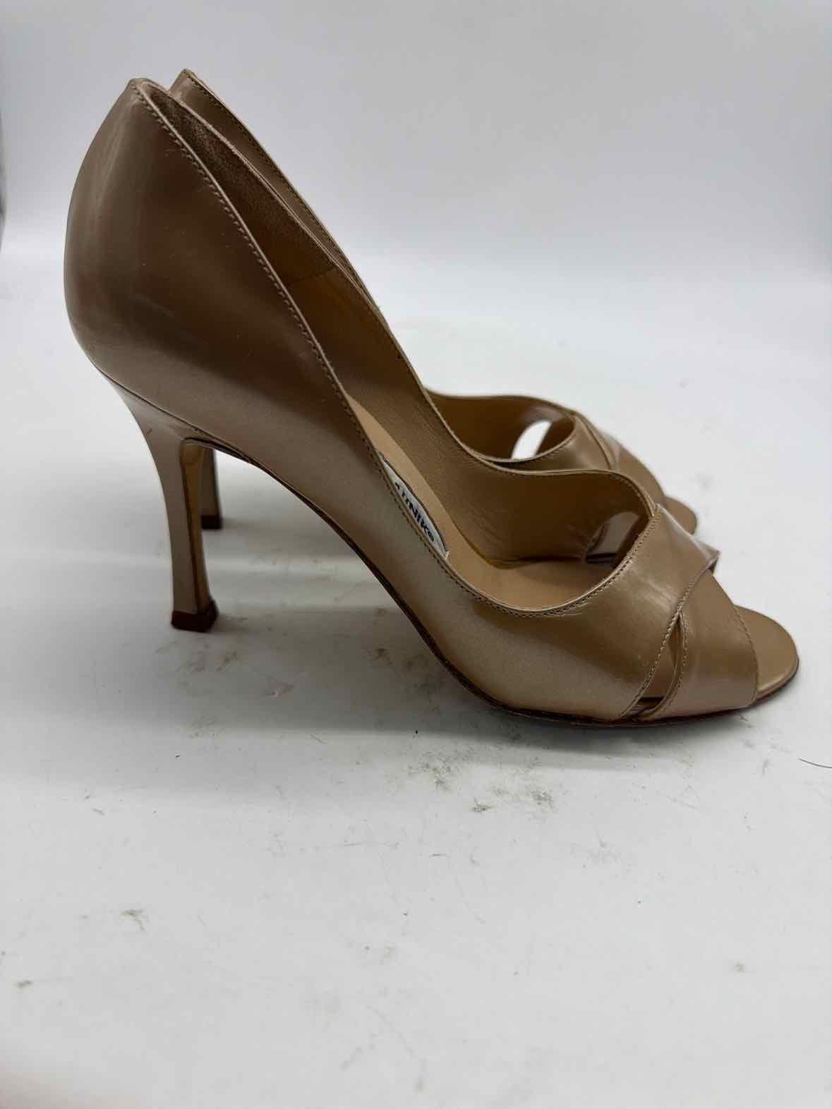 Pre-Owned Manolo Blahnik Tan Size 35 Peep Toe Heels | True Fashionistas.
