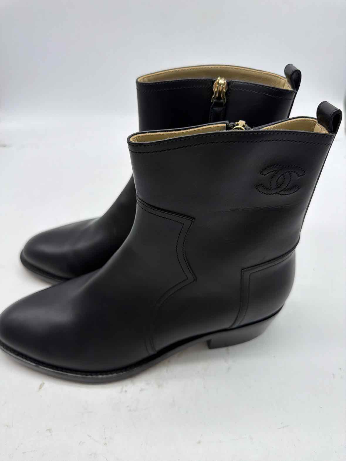 Pre-Owned Chanel Black Size 9 Leather Ankle Boots | True Fashionistas.