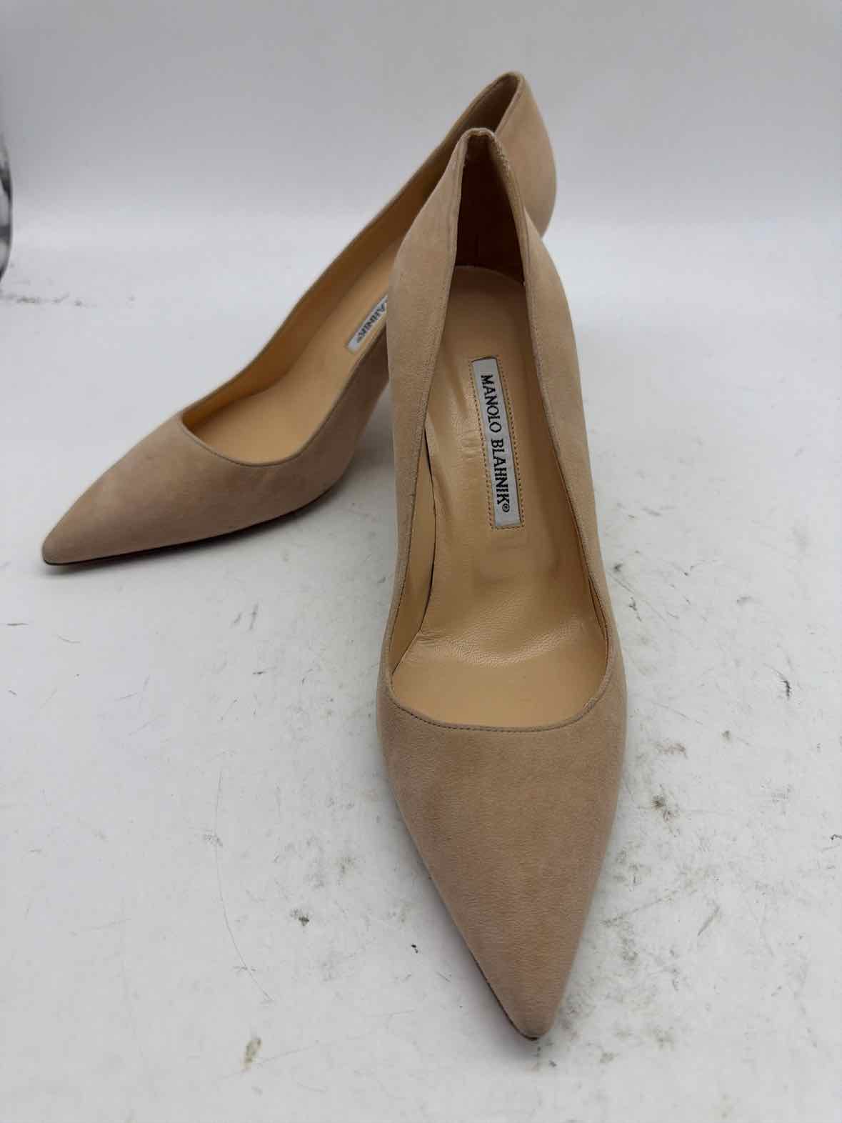 Pre-Owned Manolo Blahnik Tan Size 9 Suede Pump Heels | True Fashionistas.