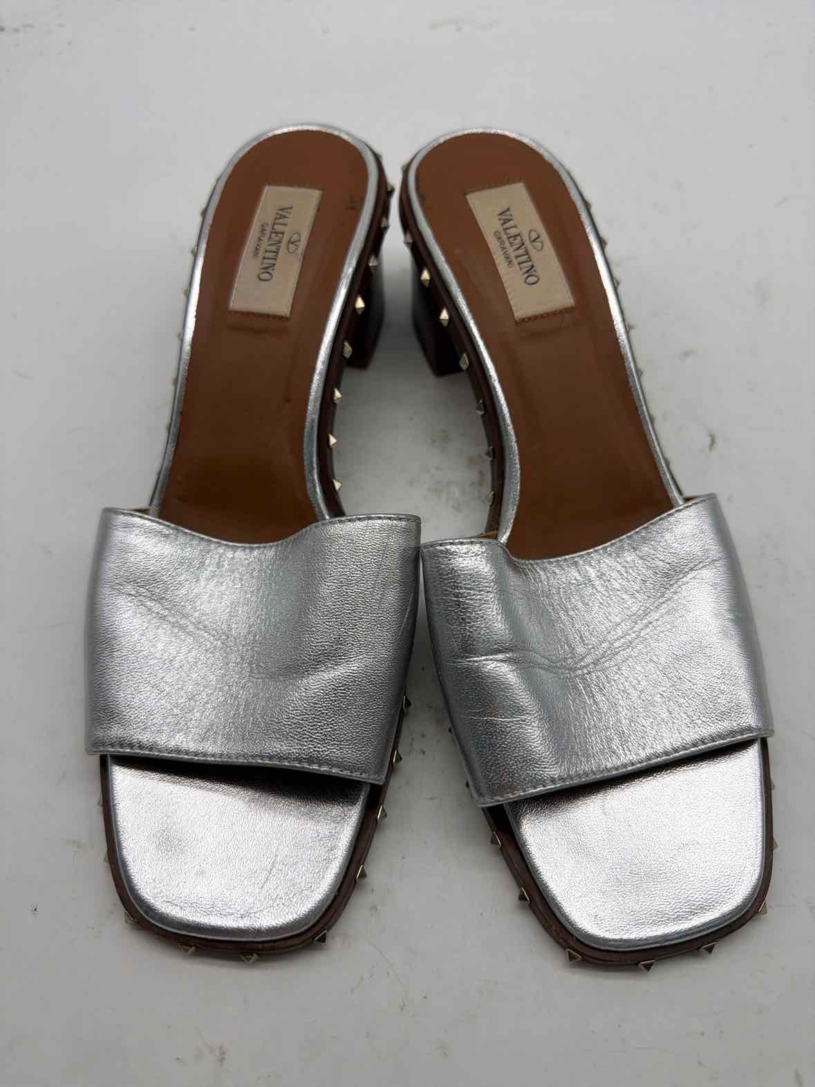 Pre-Owned Valentino Silver Size 9 Mule Heels | True Fashionistas.