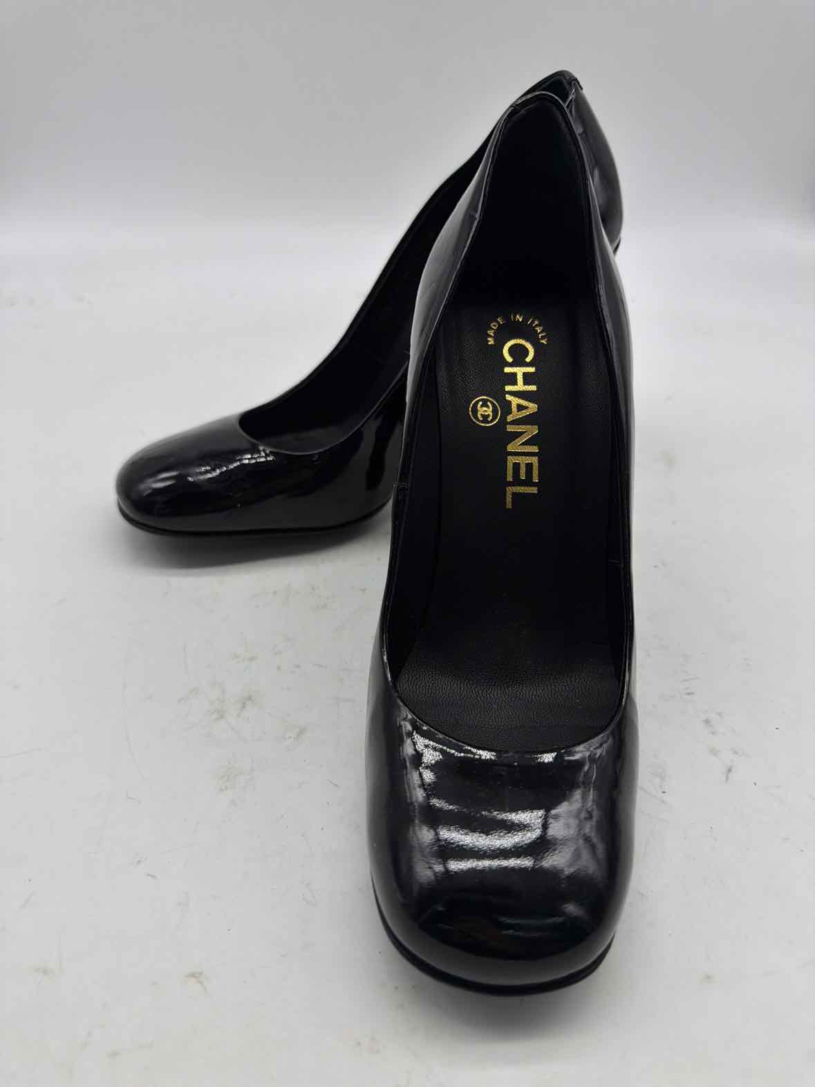 Pre-Owned Chanel Black Size 6 Patent Leather Pump Heels | True Fashionistas.
