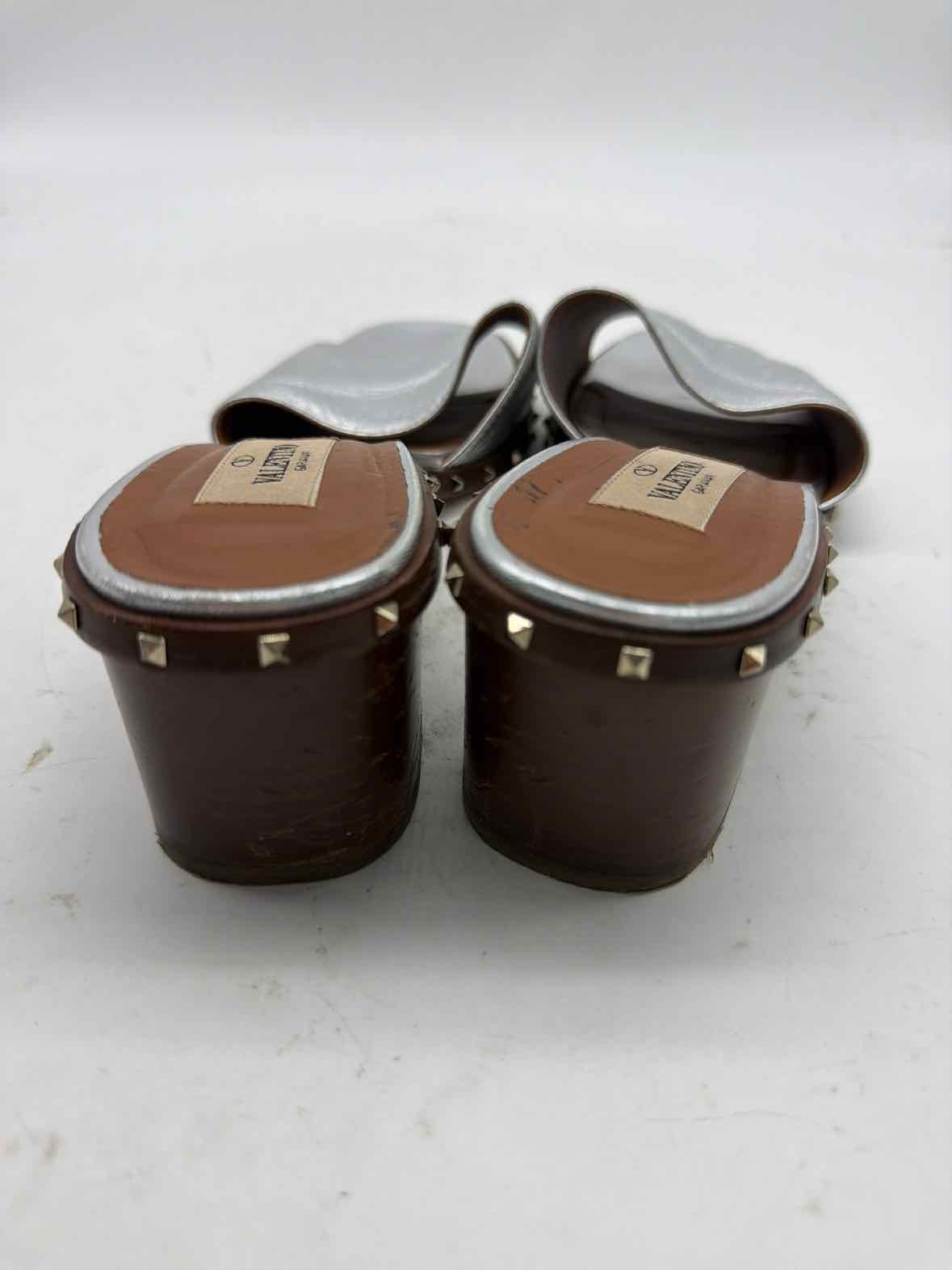 Pre-Owned Valentino Silver Size 9 Mule Heels | True Fashionistas.