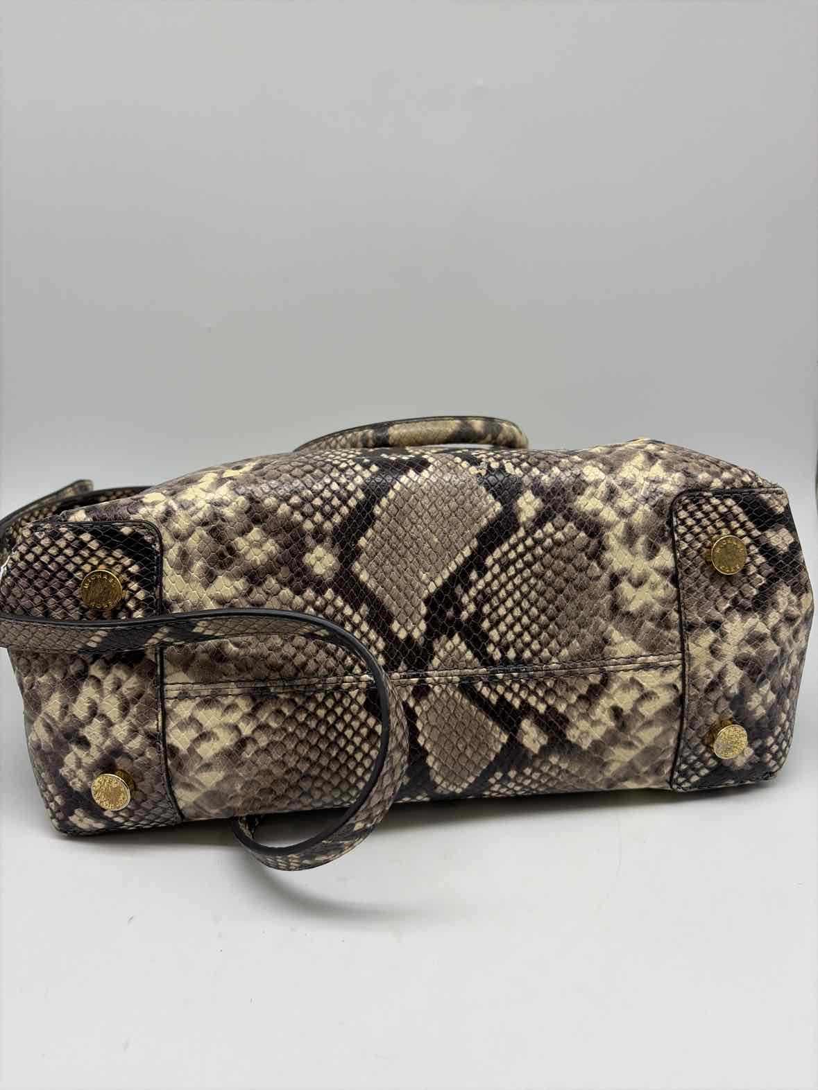 Pre-Owned MICHAEL Michael Kors Grey Crossbody Crossbody | True Fashionistas.