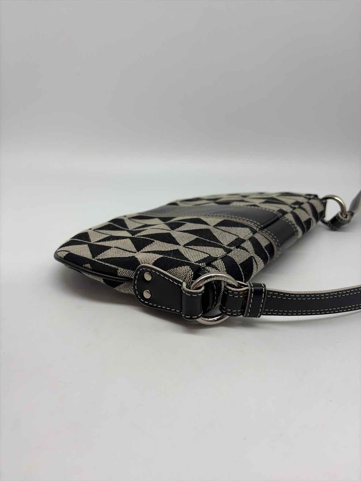 Pre-Owned Kenneth Cole Black Small Handbag Small Handbag | True Fashionistas.