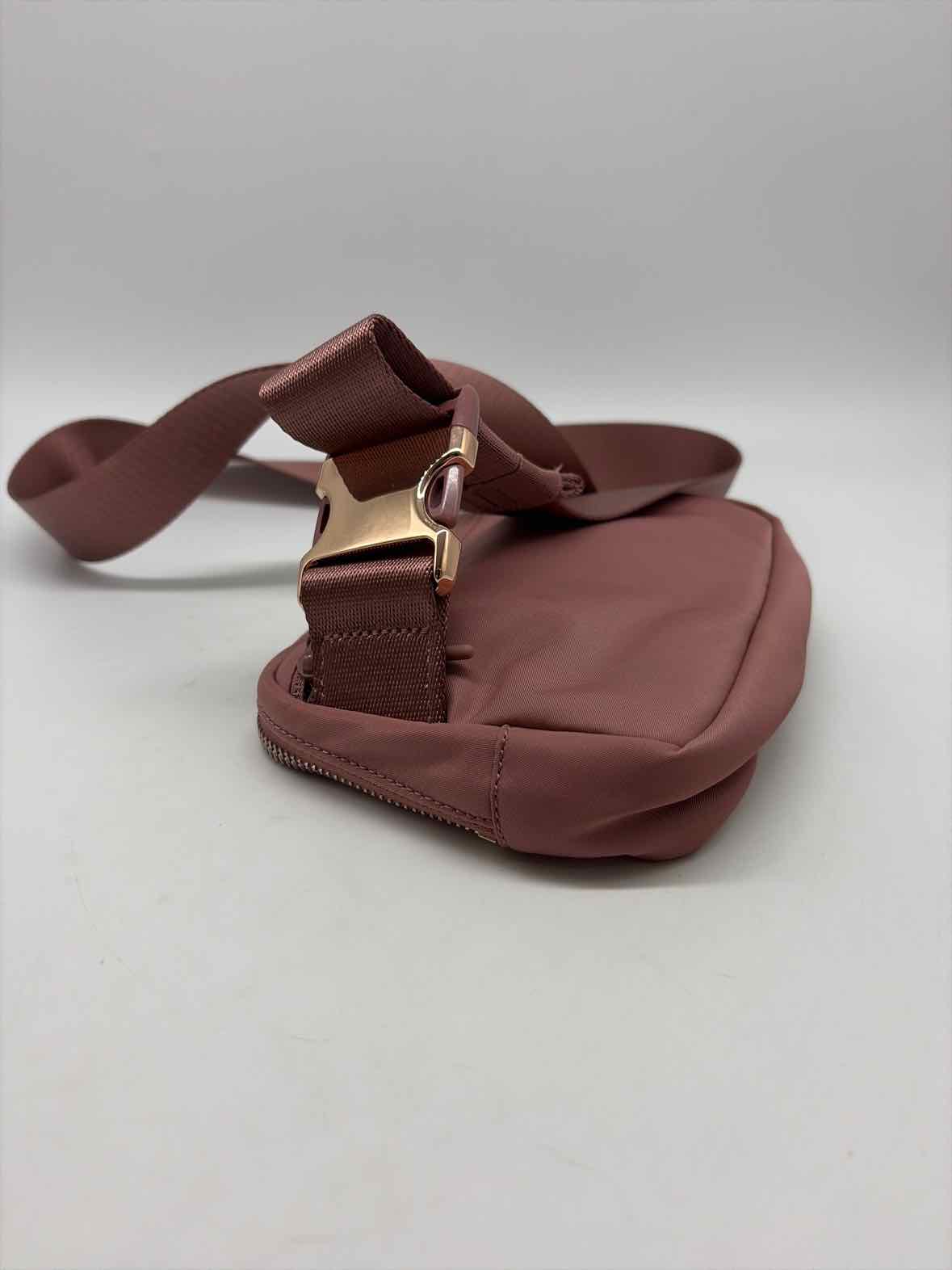 Pre-Owned Lululemon Pink waist bag Waist Bag | True Fashionistas.