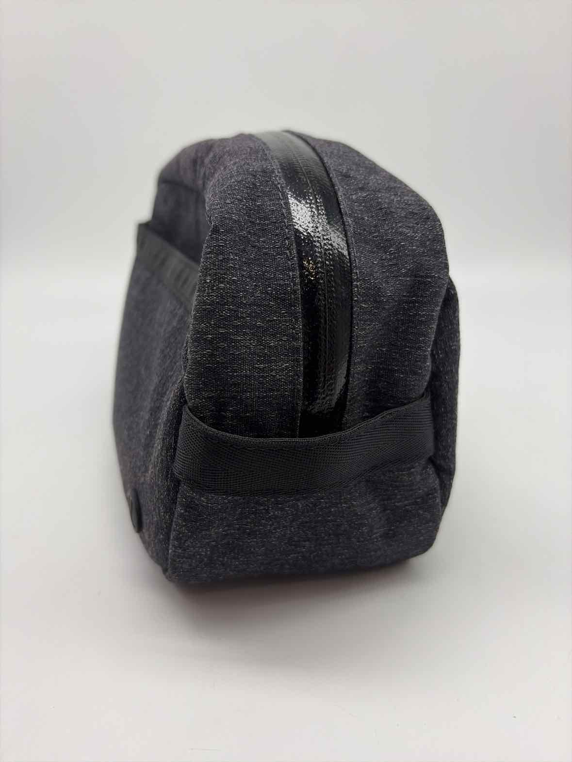 Pre-Owned Lululemon Grey Pouch Pouch | True Fashionistas.