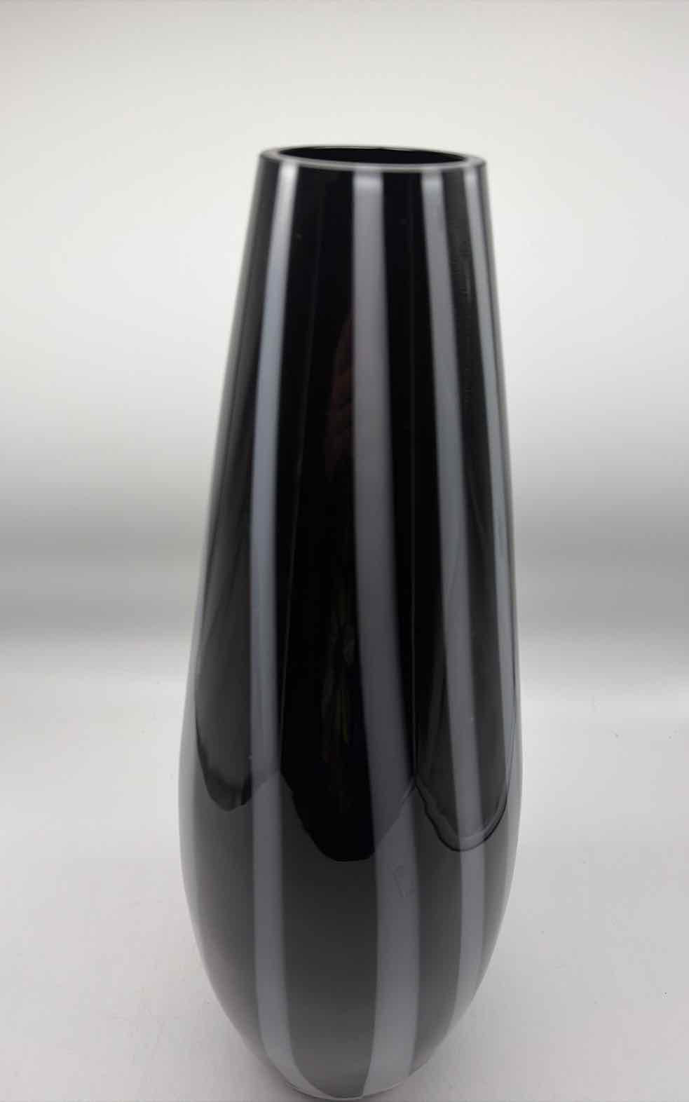 Black & White Glass Vase | True Fashionistas.