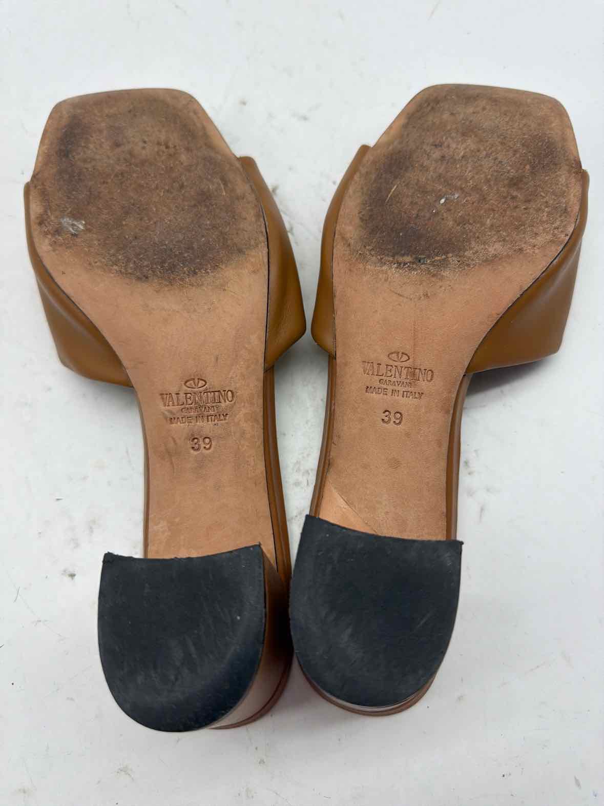 Pre-Owned Valentino Tan Size 9 Mule Heels | True Fashionistas.