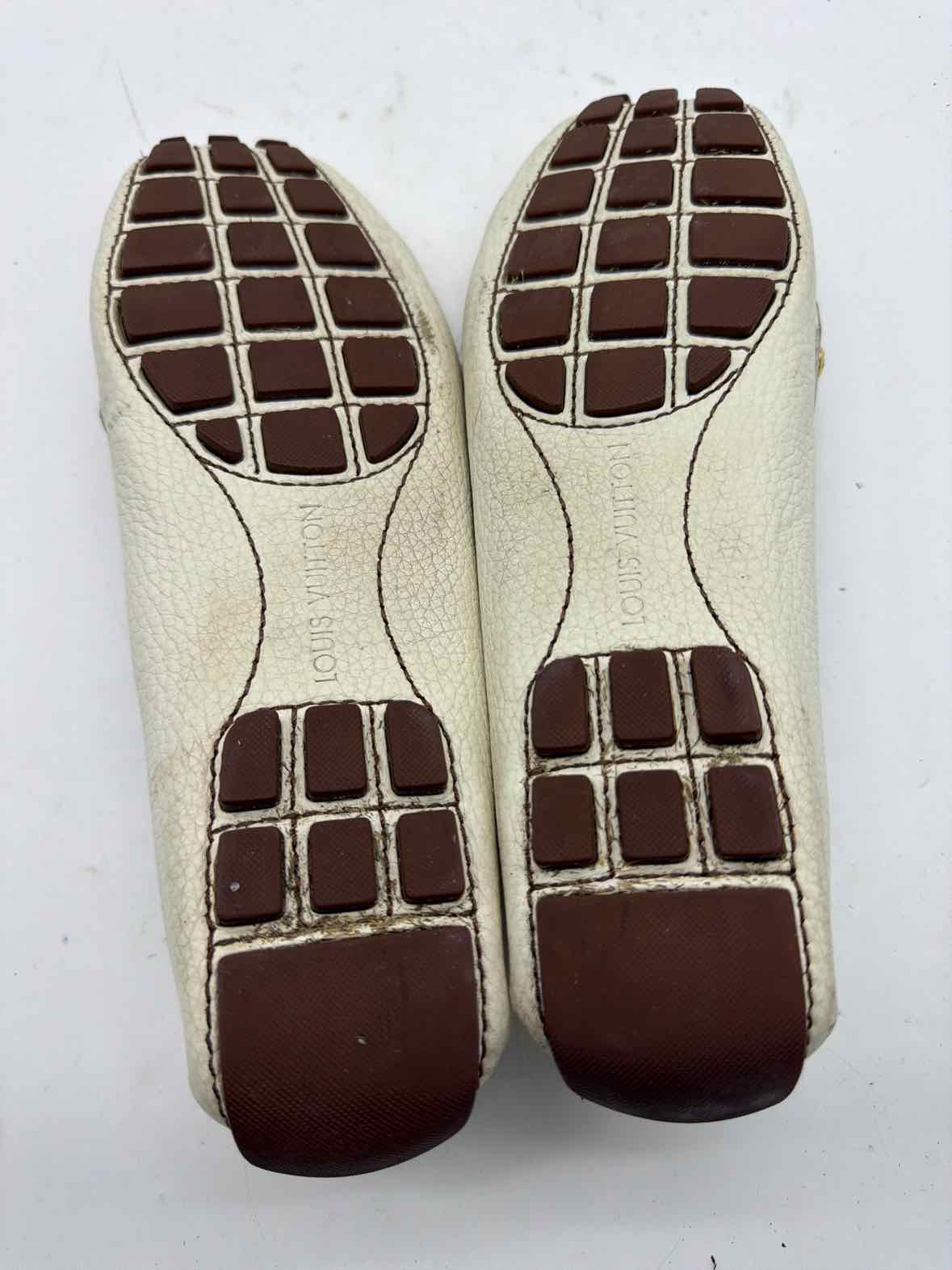 Pre-Owned Louis Vuitton Ivory Size 8.5 drivers Flats | True Fashionistas.