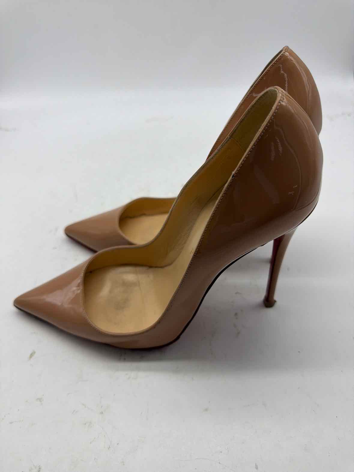 Pre-Owned Christian Louboutin Tan Size 9.5 Patent Leather Pump Heels | True Fashionistas.