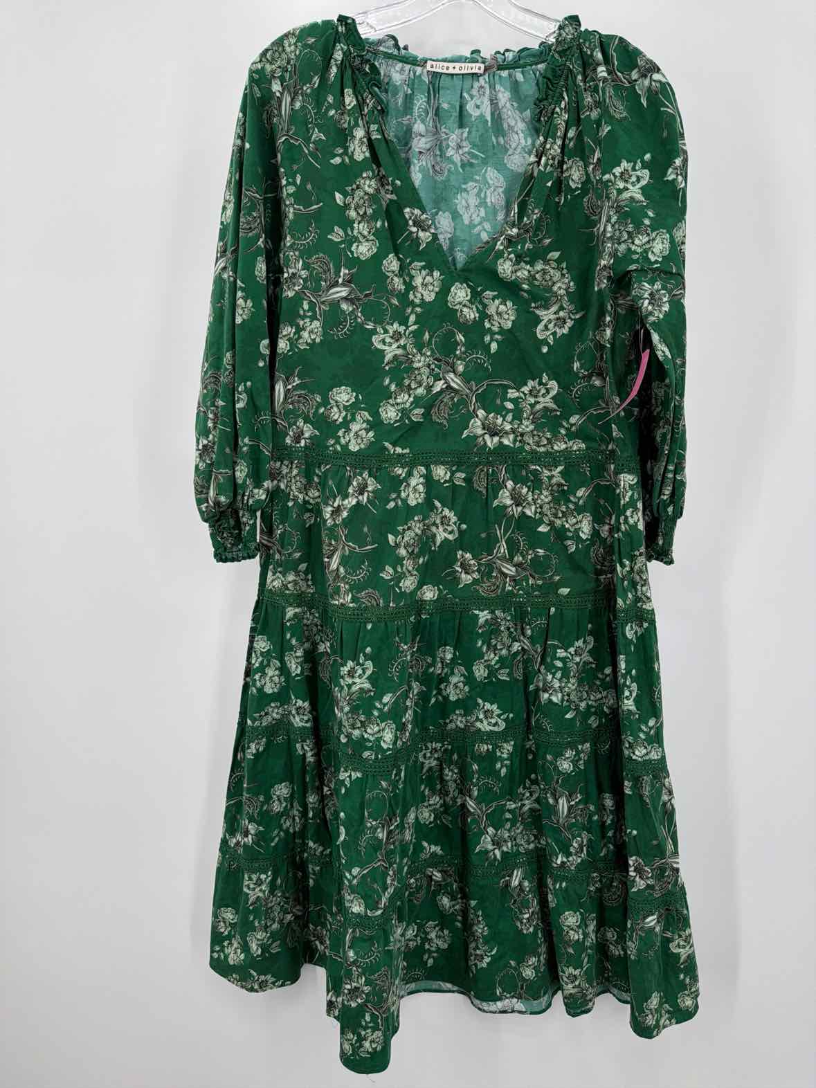 Pre-Owned Alice + Olivia Green Size Medium Long Long Sleeve Dress | True Fashionistas.