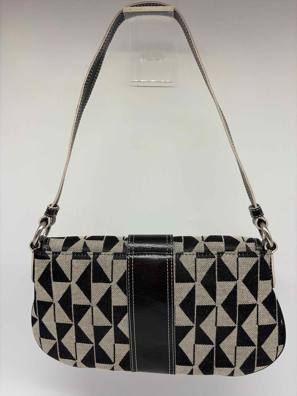 Pre-Owned Kenneth Cole Black Small Handbag Small Handbag | True Fashionistas.