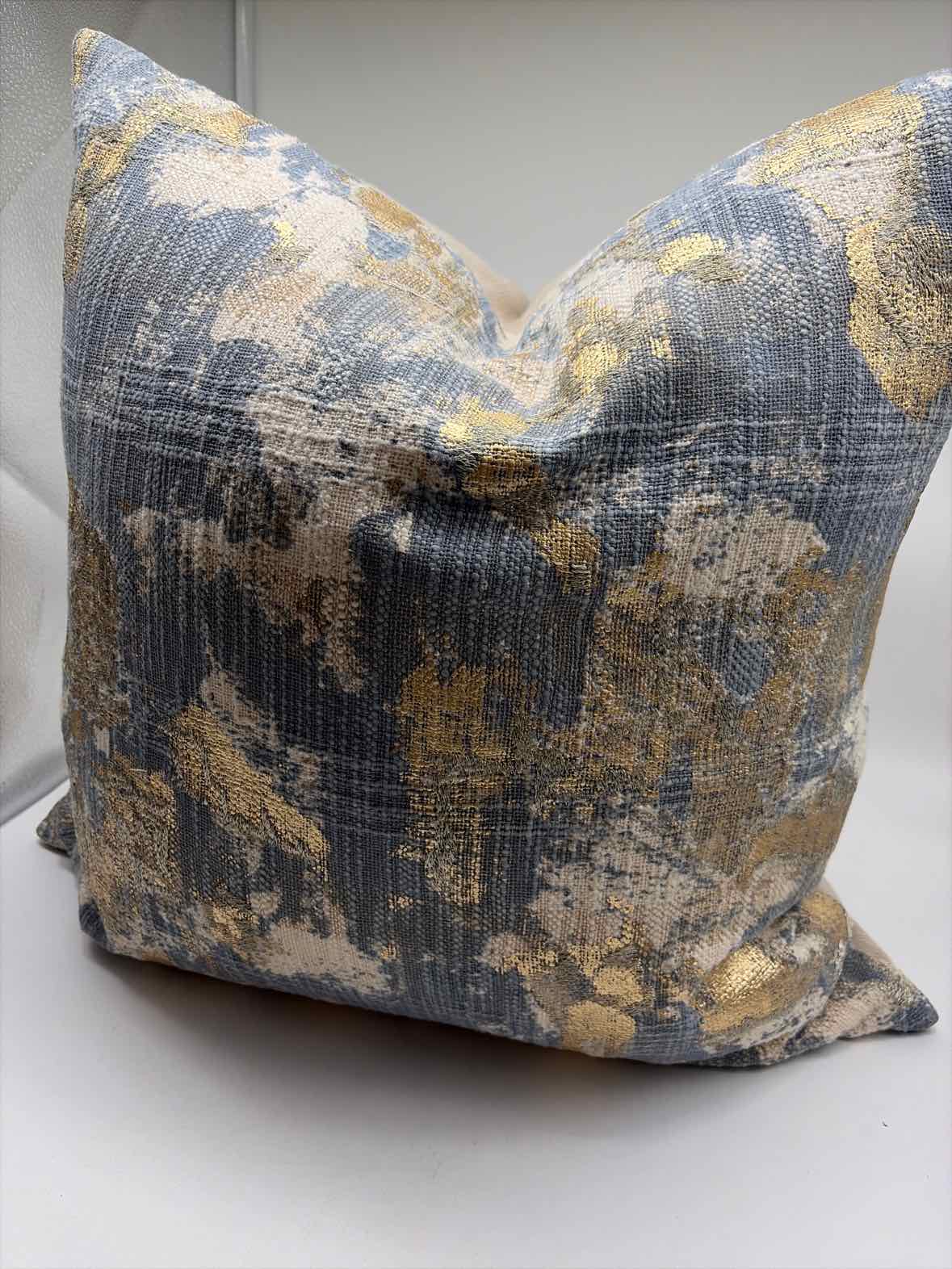 Villa Blue & Gold Pillow | True Fashionistas.