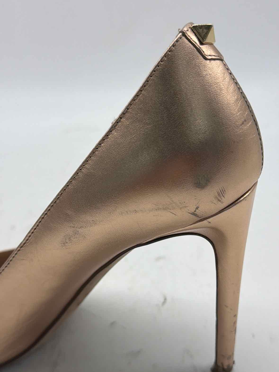 Pre-Owned Valentino Gold Size 7 Pump Heels | True Fashionistas.