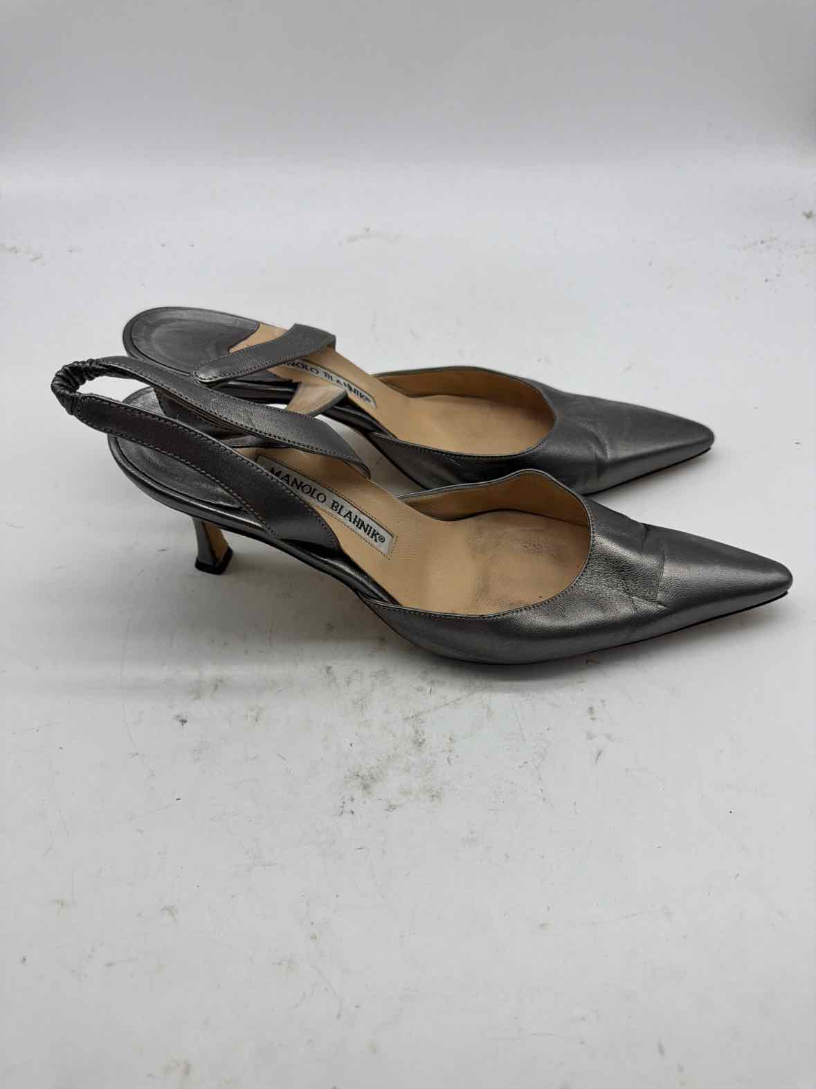 Pre-Owned Manolo Blahnik Silver Size 8.5 Slingback Heels | True Fashionistas.