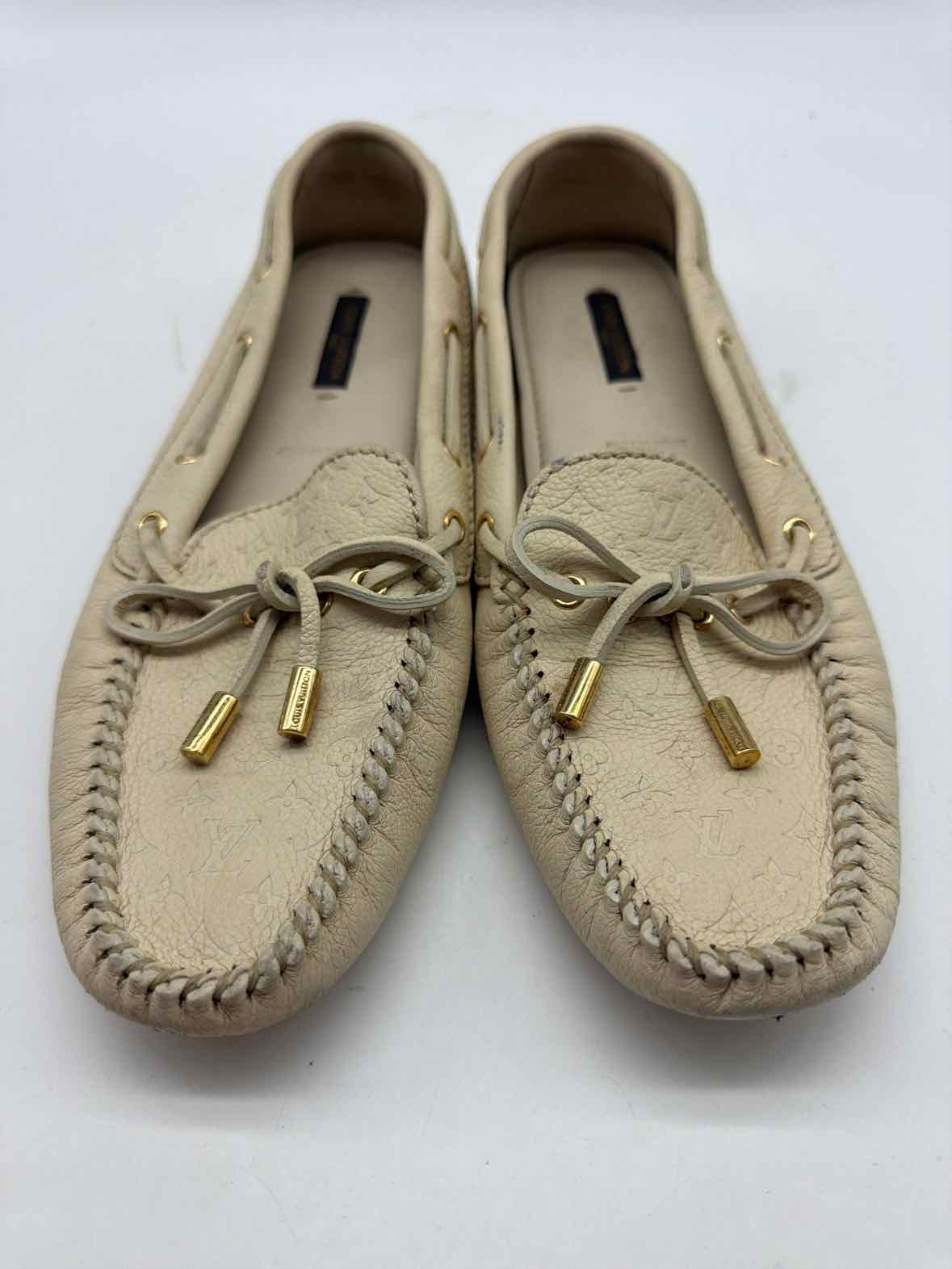 Pre-Owned Louis Vuitton Ivory Size 38.5 drivers Flats | True Fashionistas.