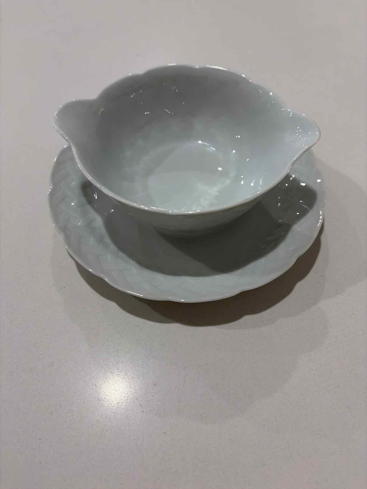White Porcelain Gravy Boat W/Attached Dish Dishes | True Fashionistas.