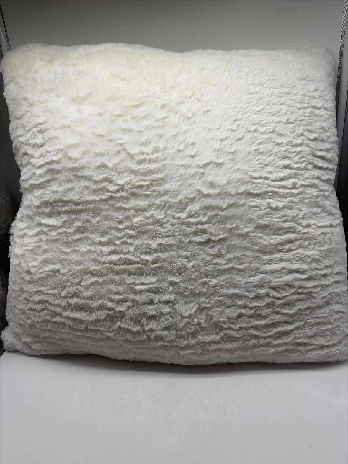 White Fabric Faux Fur Pillow | True Fashionistas.