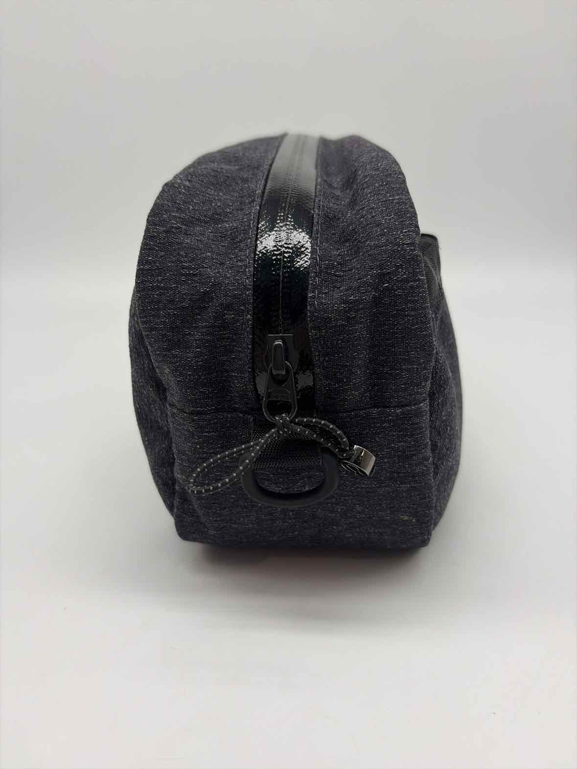 Pre-Owned Lululemon Grey Pouch Pouch | True Fashionistas.