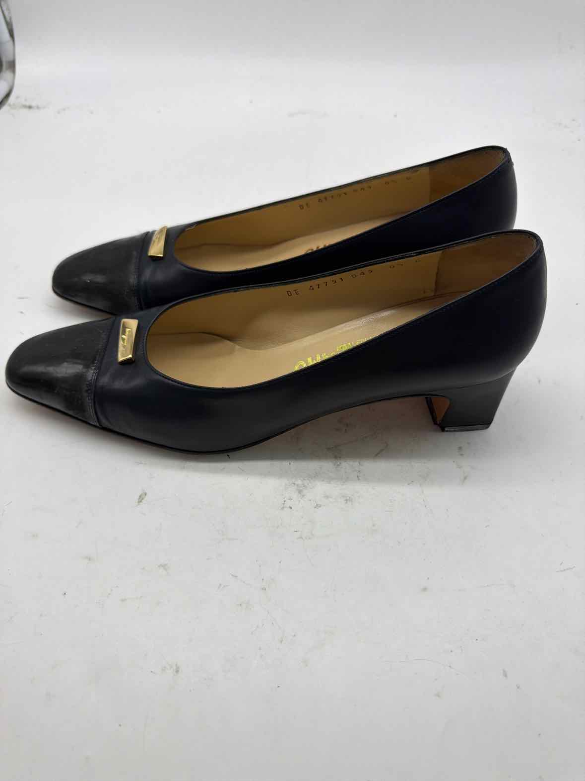 Pre-Owned Salvatore Ferragamo Navy Size 8.5 Block Heel Heels | True Fashionistas.