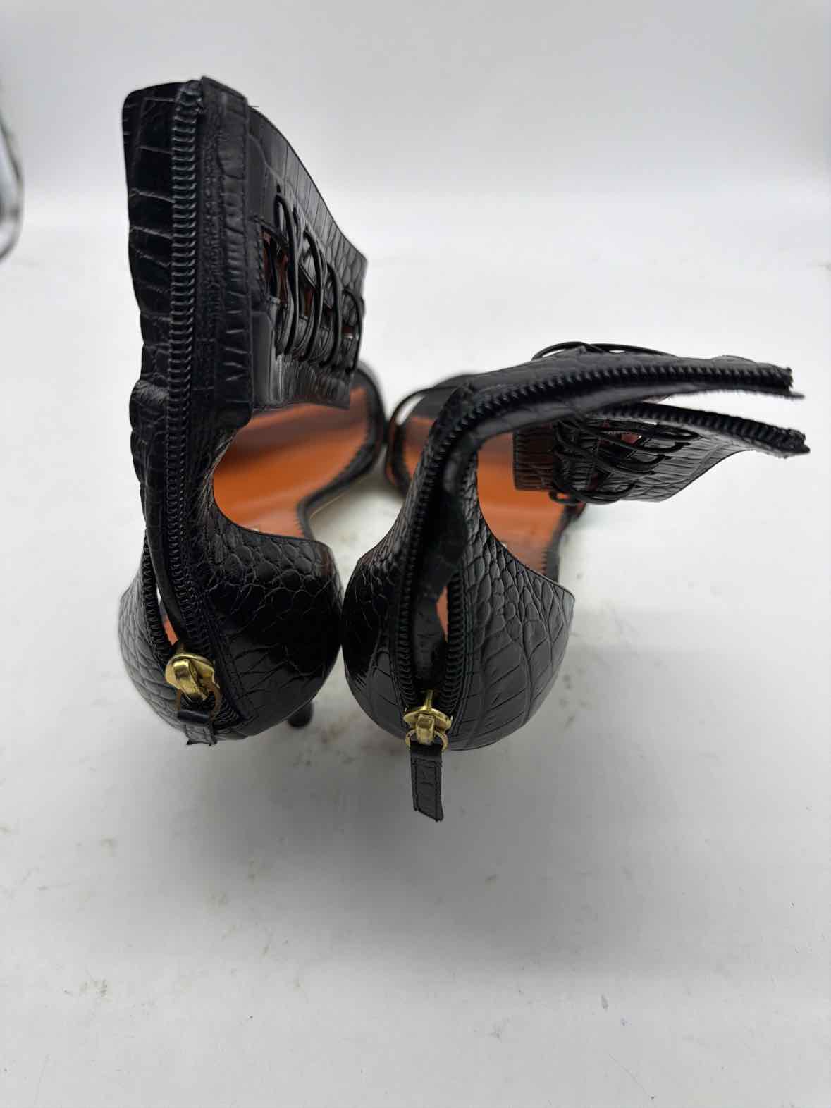 Pre-Owned Oscar de la Renta Black Size 11 Ankle Strap Heels | True Fashionistas.