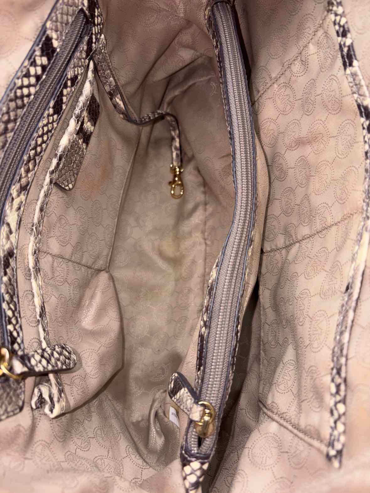 Pre-Owned MICHAEL Michael Kors Grey Crossbody Crossbody | True Fashionistas.