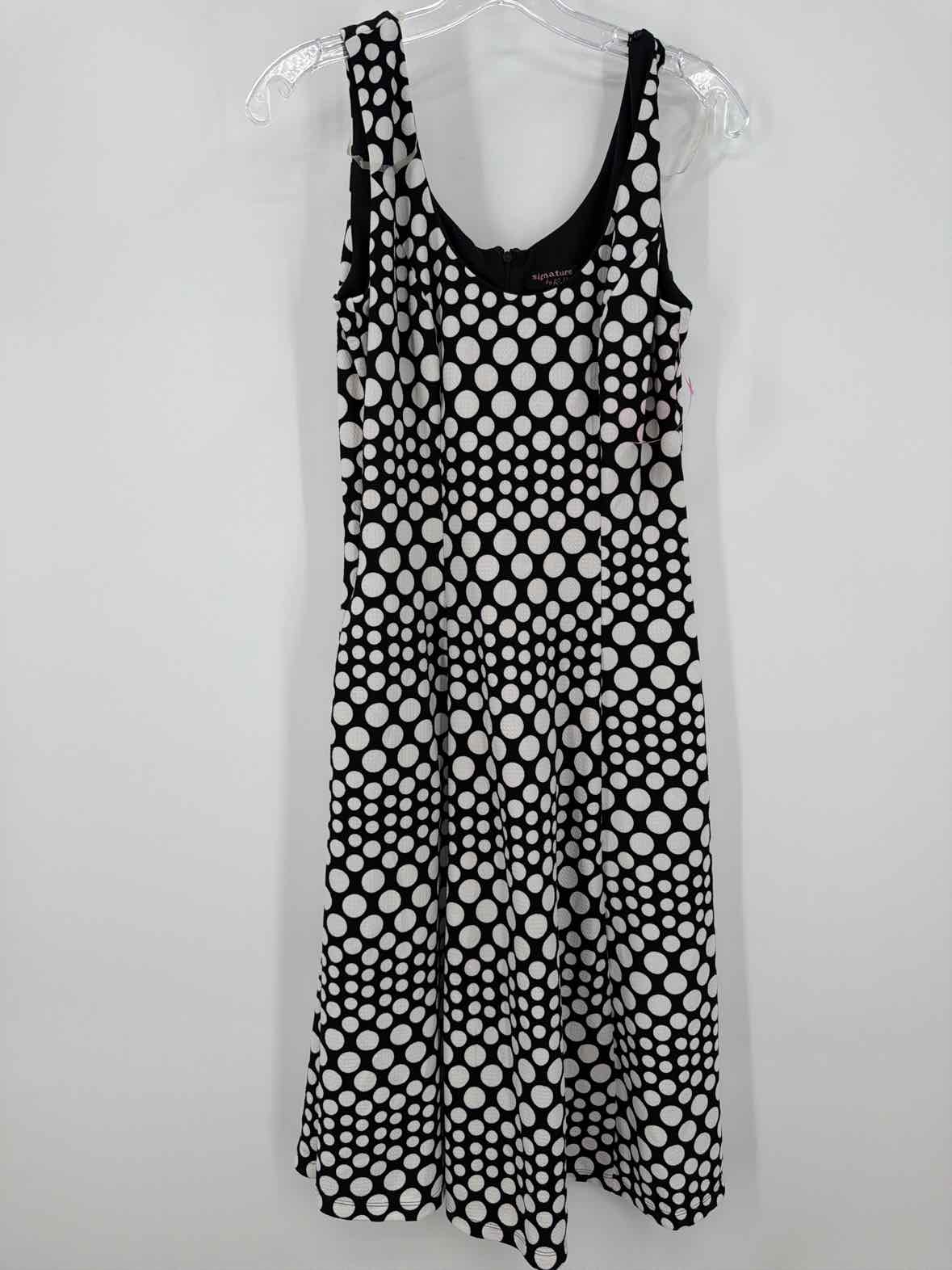Pre-Owned Signature by Robbie Bee Black Size Medium Short Sleeveless Dress | True Fashionistas.