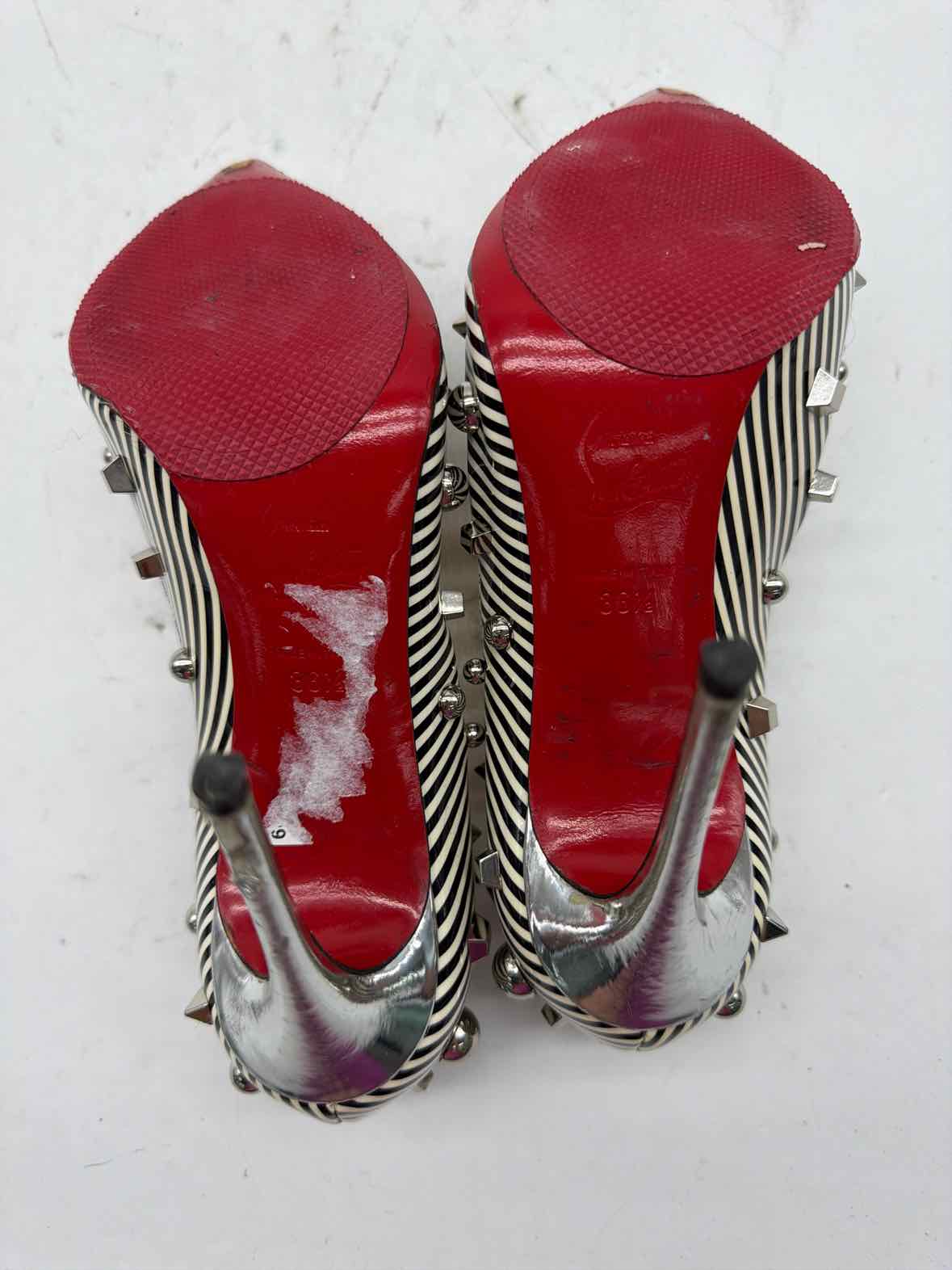 Pre-Owned Christian Louboutin Black Size 6.5 Pump Heels | True Fashionistas.